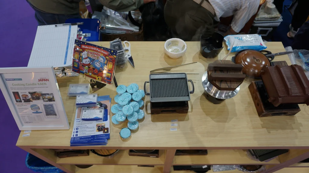 Demonstrasi penggunaan produk KAEN Solid Fuel di SIAL Interfood 2025 sebagai penghangat Hotpot
