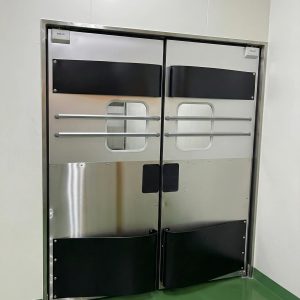 Pintu swing uniflow di area pabrik roti yang sangat steril