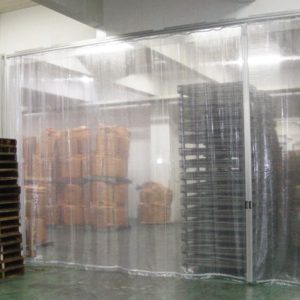 tirai pvc uniflow varian hyper curtain berwarna transparan pada area gudang