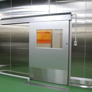 Linear door pintu sliding otomatis berbahan alumunium di area pabrik