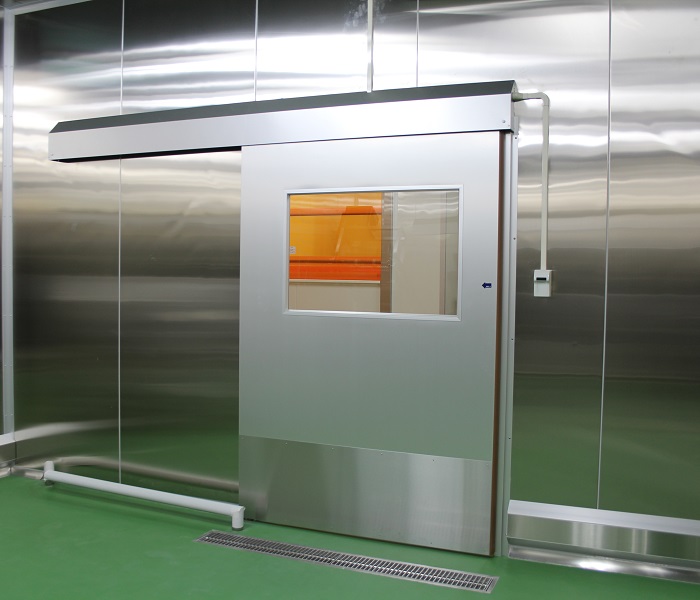 Linear door pintu sliding otomatis berbahan alumunium di area pabrik