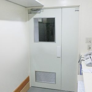 light swing door uniflow berwarna putih yang sangat ringan