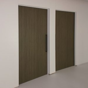 pintu sliding uniflow berwarna cokelat tipe KB