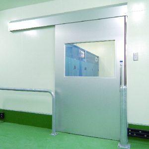 pintu sliding alumunium tipe SR berwarna silver berada di area pabrik industri.