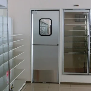 pintu swing Uniflow LWP series berwarna silver sebagai pintu ruangan belakang dapur restoran