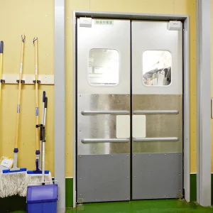 Uniflow swing door SCG series di area kebersihan