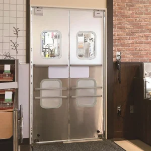 Pintu swing door uniflow SCP series berada di area restoran