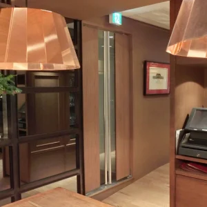 Swing door Uniflow series SMT berwarna cokelat untuk area perkantoran