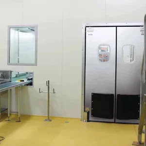 pintu swing uniflow tipe SCPR 3 berwarna metal (washable door) pada area pabrik makanan yang steril dan higienis
