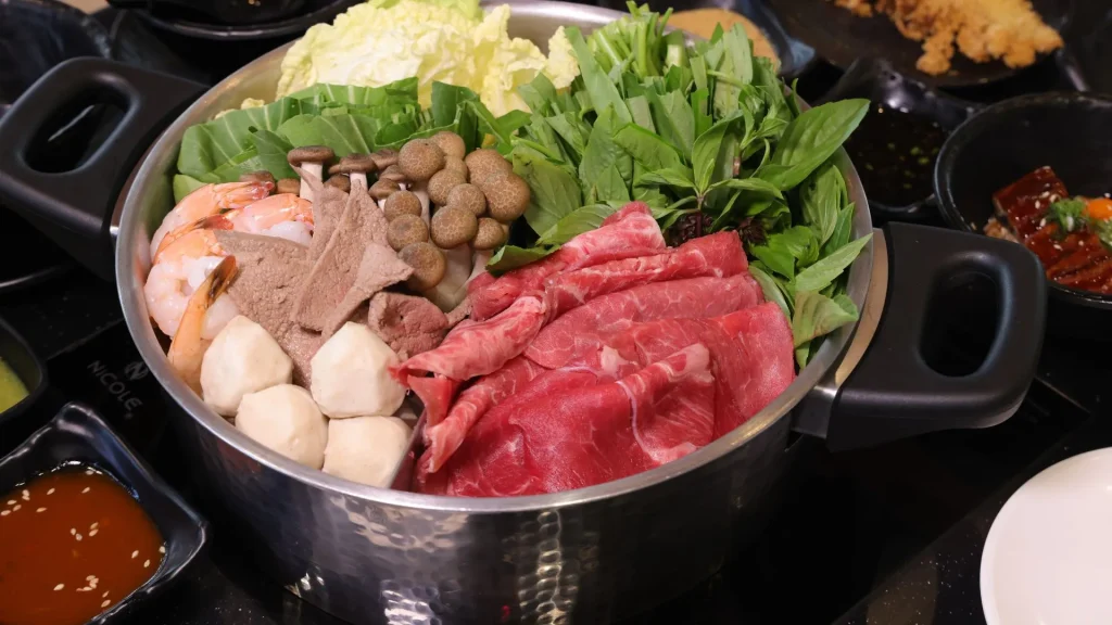 Ilustrasi sajian live cooking hot pot dengan KAEN solid fuel dengan berbagai menu seperti daging dan sayuran
