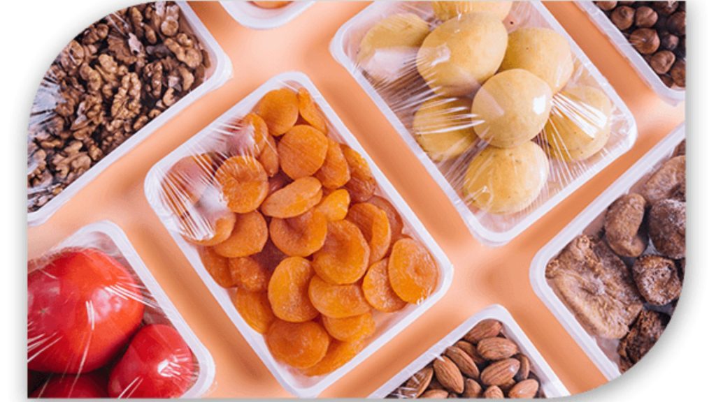 Plastic wrap untuk makanan dengan berbagai macam makanan yang di bungkus