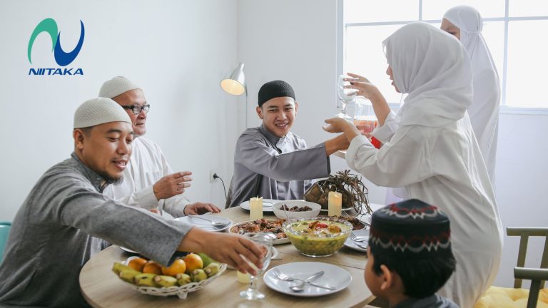 Momen lebaran sedang makan-makan keluarga