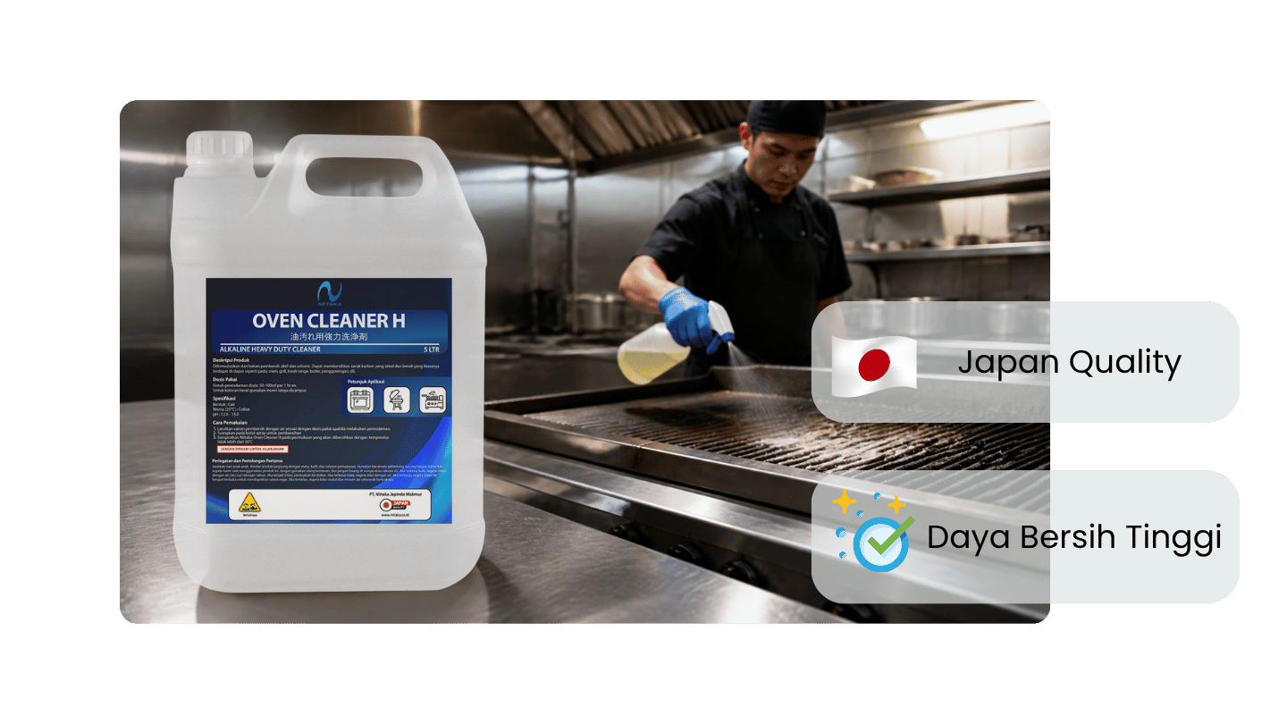 Oven cleaner Niitaka sedang digunakan untuk membersihkan pemanggang restoran berukuran besar