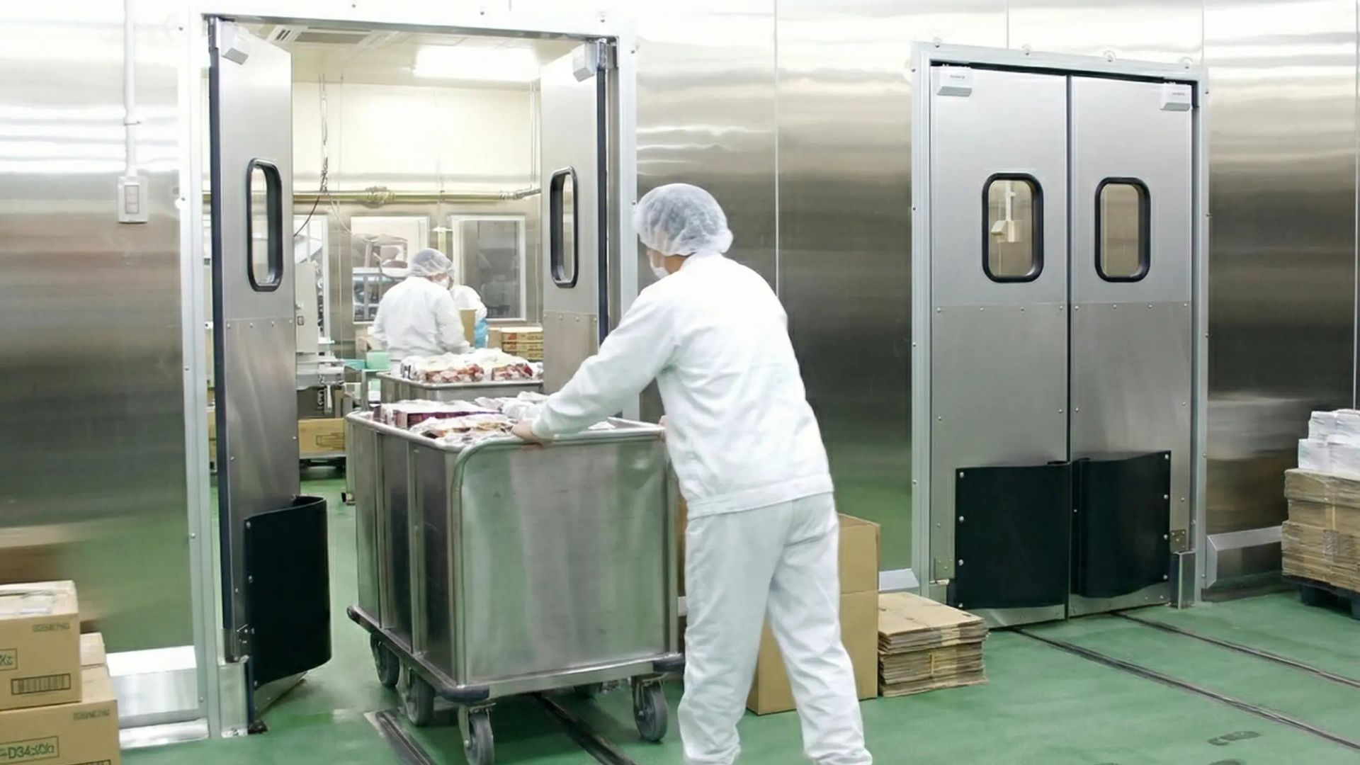 karyawan produk sedang beroperasi di ruang produksi pabrik