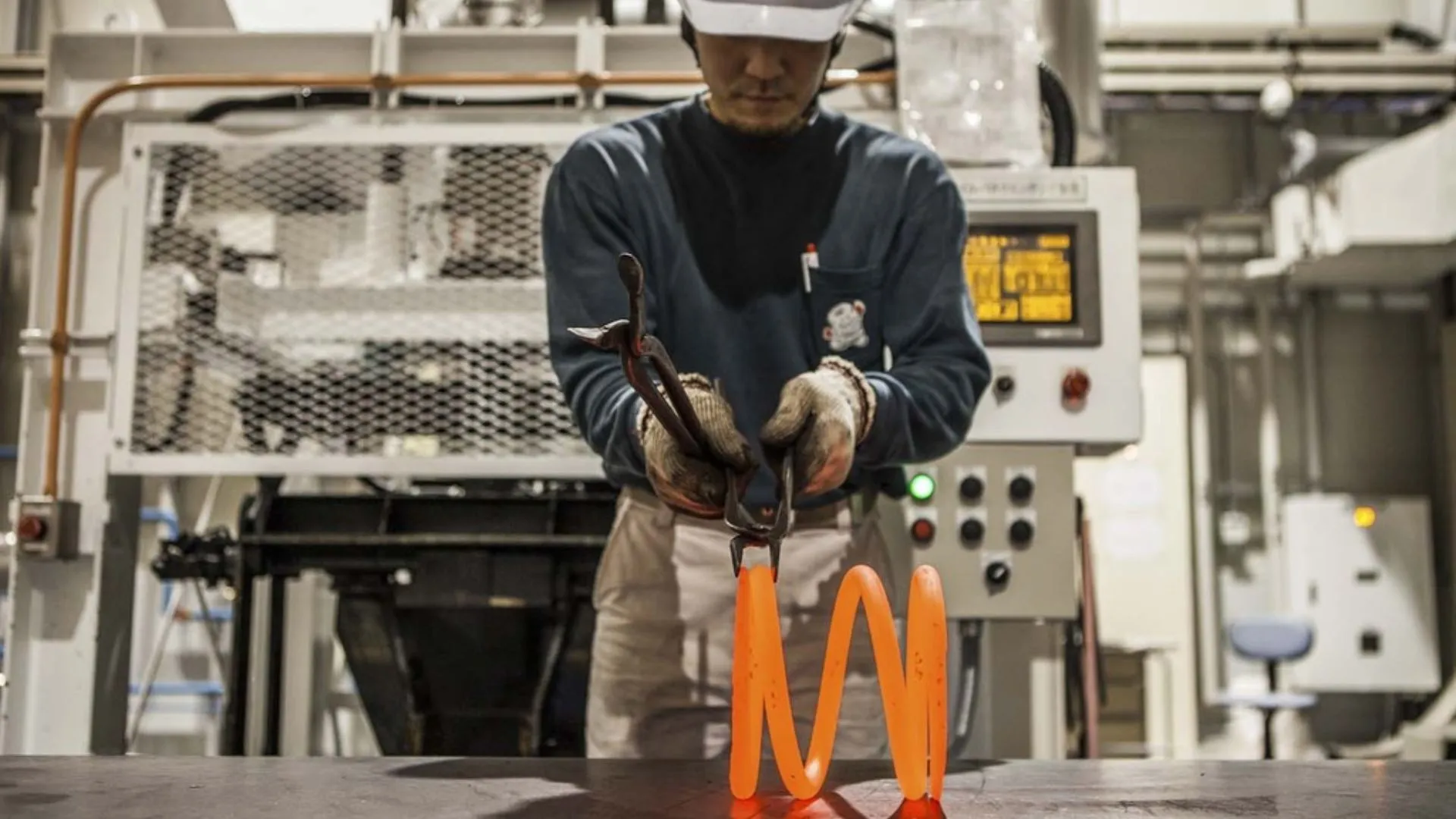 Tokai Spring engineer making huge hot coil spring